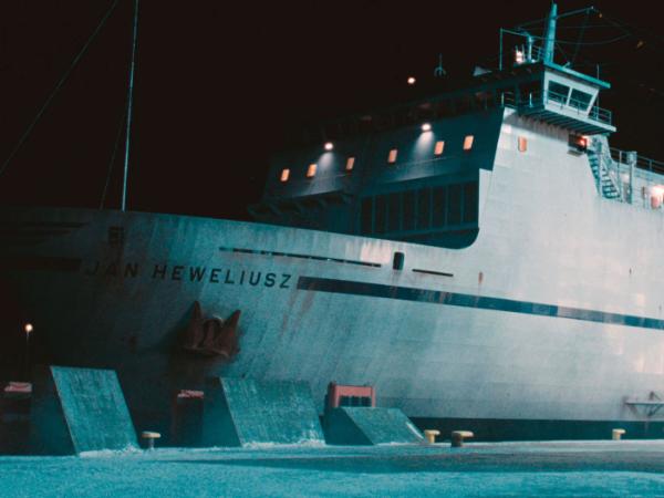 Zdjęcia do serialu kręcono m.in. na wciąż pływającym promie bliźniaku „Jana Heweliusza”.