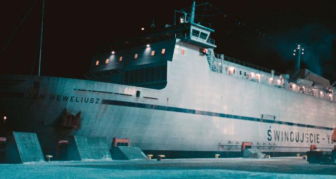 Zdjęcia do serialu kręcono m.in. na wciąż pływającym promie bliźniaku „Jana Heweliusza”.