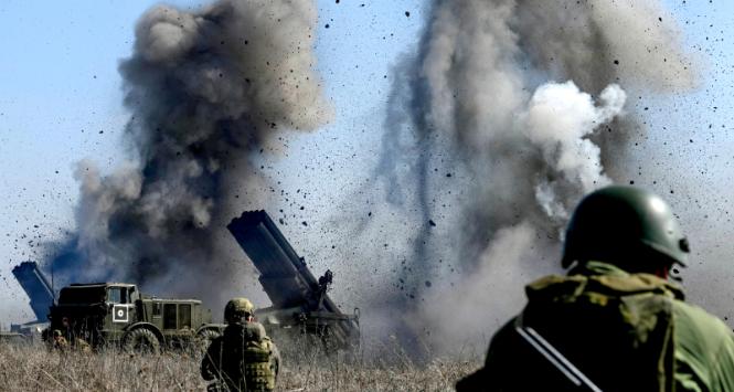 Rosyjscy żołnierze z dywizji artyleryjskiej ostrzeliwują pozycje ukraińskich sił zbrojnych w rejonie Awdijiwki, początek marca 2024 r.