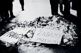 W hallu Politechniki Gdańskiej po wiecu, marzec 1968 r.