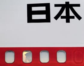 Rządowy samolot z premierem Japonii na wyspie Bali, Indonezja, gdzie odbywał się szczyt APEC (Asia-Pacific Economic Cooperation, Wspólnota Gospodarcza Azji i Pacyfiku), październik 2013 r.