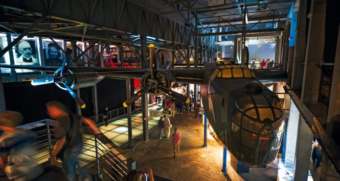 Fragment ekspozycji Muzeum Powstania Warszawskiego, na pierwszym planie replika samolotu bombowego B24 Liberator