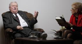 „To nie jest kwestia zazdrości, że jej książka i ona sama robią karierę, że ona się usamodzielniła. Ja nie potrafię rozstać się z tą swoją filozofią, kim ma być żona”.