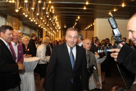 Speszony - o dziwo - obecnością tylu obiektywów skierowanych na siebie marszałek Sejmu Grzegorz Schetyna szuka najlepszego wyjścia w(z) tej sytuacji