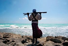 Uzbrojony pirat w pobliżu Hobyo w północno-wschodniej Somalii, luty 2010 r.