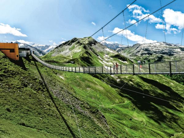 140-metrowy most wiszący na Stubnerkogel w dolinie Gastein.