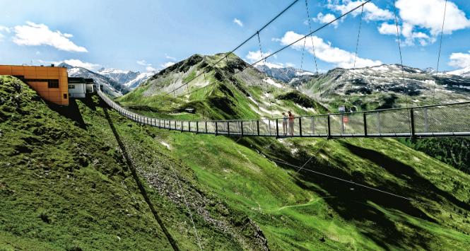 140-metrowy most wiszący na Stubnerkogel w dolinie Gastein.