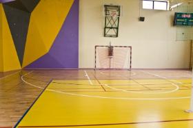 Dla trenujących przygotowano cały zestaw niezbędnego wyposażenia do gier zespołowych. Sala dzięki kotarom elektrycznym może zostać podzielona na mniejsze części. W jednej części pomieszczenia przygotowano również ściankę wspinaczkową. Całość pomalowano na żywe, pobudzające do działania kolory.