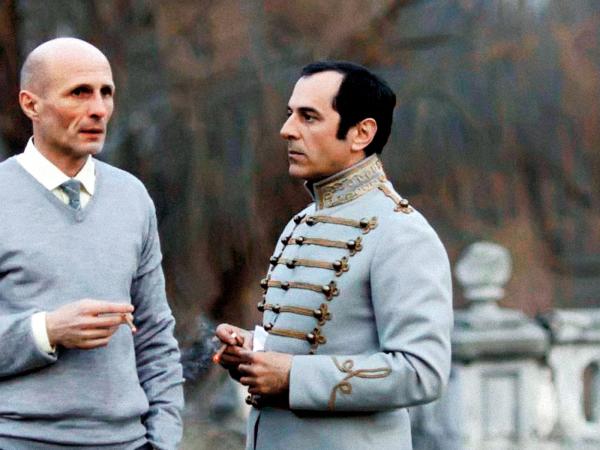 Bohaterowie jednej z siedmiu nowel, rozgrywającej się w muzeum