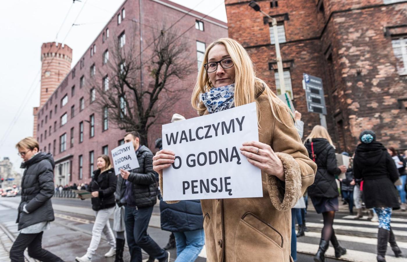 Pracownicy sądów we Wrocławiu protestują przeciwko niskim pensjom.