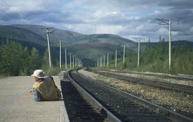 Bajkalsko-Amurska Magistrala. Starzy Ewenkowie   powiadają, że wszystkie nieszczęścia przyszły w ich   góry wraz z koleją. Przecież żelazna droga   bezceremonialnie krzyżuje się z ich odwiecznymi   ścieżkami, przecina stare tropy przodków.