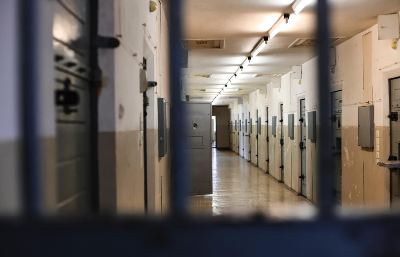 Z raportu Fundacji Helsińskiej wynika, że liczba osób siedzących w areszcie od ponad roku do dwóch lat wzrosła z 553 w 2015 r. do 727 w 2018.