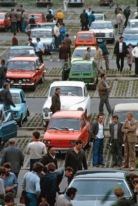 Giełda samochodowa w Warszawie, zasilana maluchami, lata 70.