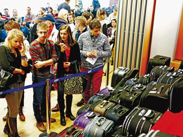 Przed licytacją uczestnicy mogli z daleka przyjrzeć się bagażom.