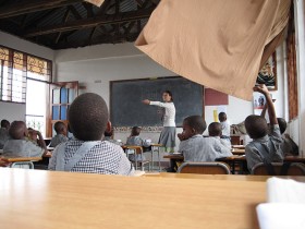 W tej tanzańskiej szkole ważny jest uśmiech nauczycielki i świeży powiew wiatru.