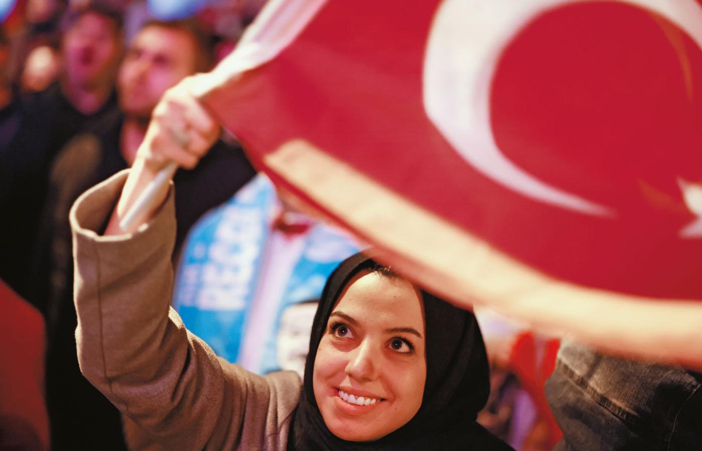 Konserwatywne Turczynki są coraz bardziej przejęte zwrotem Erdoğana w kierunku skrajnej prawicy.