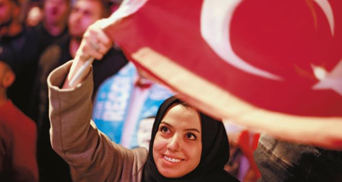 Konserwatywne Turczynki są coraz bardziej przejęte zwrotem Erdoğana w kierunku skrajnej prawicy.