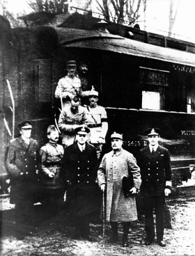 Zawieszenie broni podpisano na bocznicy kolejowej w Compiegne około 5 rano. Ostatni żołnierz padł o 10.57 z ręki niemieckiego snajpera