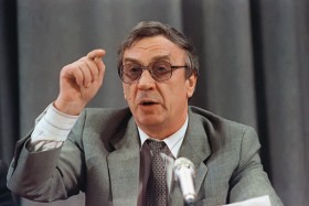 Giennedij Janajew ogłasza stan wyjątkowy podczas konferencji prasowej w Moskwie.