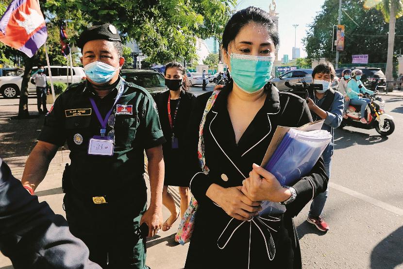 Sitanan Satsaksit przyleciała do Phnom Penh szukać śladów po zaginionym bracie. Na początek musiała udowodnić przed sądem, że w ogóle tu mieszkał.