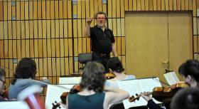 Daniel Stabrawa w 1983 r. jako pierwszy Polak został członkiem orkiestry Filharmonii Berlińskiej, a w 1986 r. – jednym z jej trzech koncertmistrzów.