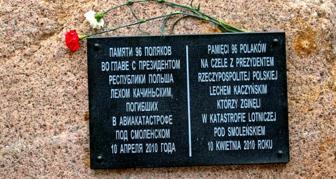 Tablica na lotnisku w Smoleńsku upamiętniająca katastrofę z 2010 r.
