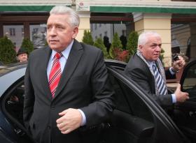 Do końca wytrwało przy szefie dwóch członków Samoobrony, emerytów, którzy pełnili funkcje dyżurnych kierowców i po trosze dozorców. No i Janusz Maksymiuk.