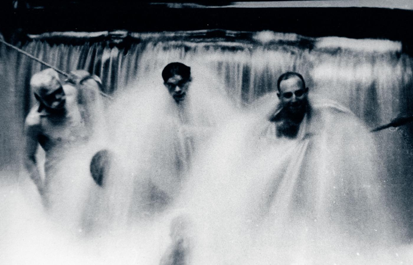 Józef Piłsudski (pierwszy z lewej) w kąpielisku kaskadowym na rzece Rotniczance, Druskienniki 1931 r.