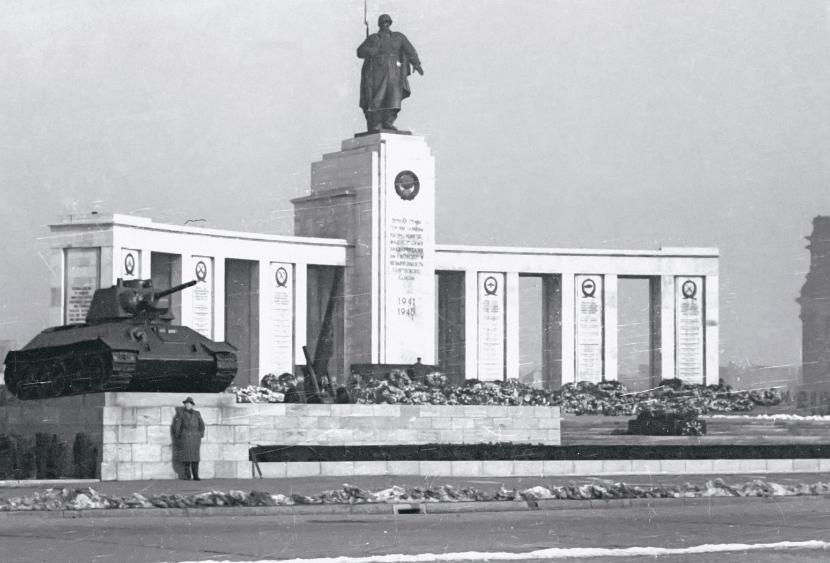 Berlin. Pomnik Żołnierzy Radzieckich w Tiergarten (1946).