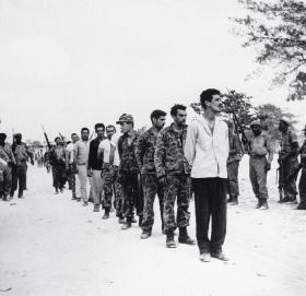 Kubańczycy szkoleni przez CIA, ujęci po bitwie w Zatoce Świn przez żołnierzy Castro.