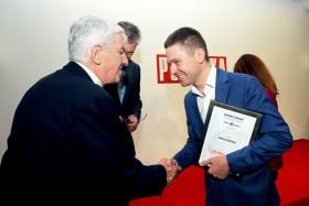 Dr hab., prof. SGH Łukasz Woźny z jurorem prof. Andrzejem Gospodarowiczem