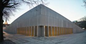 Zamiast stawiać kolejną „ikonę miasta”, zdecydował się na projekt przewrotnie będący zaprzeczeniem sąsiada.