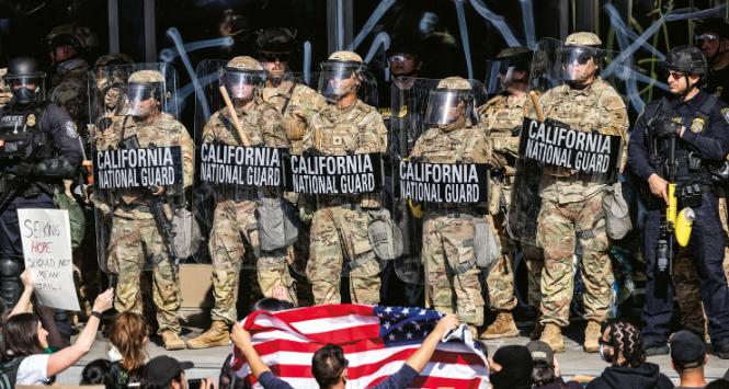 Protest w Los Angeles po serii nalotów federalnych służb imigracyjnych. Trump wysłał na ulice Gwardię Narodową.