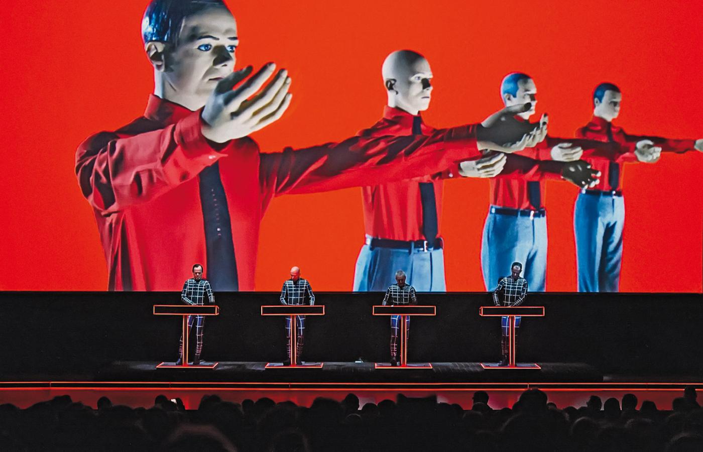 Ostatnie sukcesy na radiowych playlistach Kraftwerk odnosił jakieś 30 lat temu, lecz właśnie teraz wydaje się przeżywać kulminację kariery.