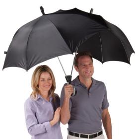 Prawdziwy dżentelmen podobno zawsze trzyma parasol nad kobietą. Zadanie nie zawsze jest jednak proste. Utrudniają je wiatr, deszcz padający bardziej poziomo czy po prostu wielkość parasola. Z dwuosobowym parasolem jest znacznie łatwiej. Dodatkowym atutem Tandem Umbrelli jest fakt, że w razie rozłąki akcesorium również można rozdzielić i każda ze stron będzie dysponować własnym parasolem.