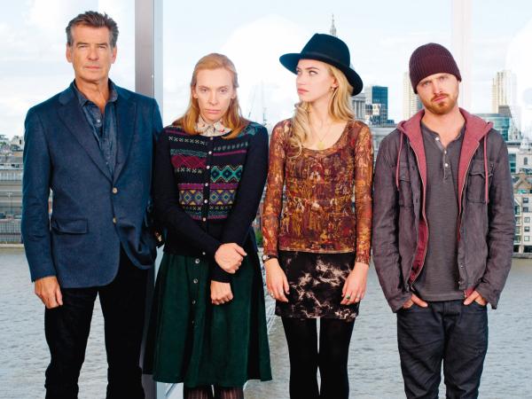 Gwiazdy „Nauki spadania”: Pierce Brosnan, Toni Collette, Imogen Poots i Aaron Paul.