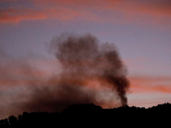 Dym w pobliżu Fortu Tiuna w Wenezueli. Prezydent USA Donald Trump ogłosił, że USA zaatakowały Wenezuelę i pojmały jej prezydenta Nicolása Maduro. 3 stycznia 2026 r.