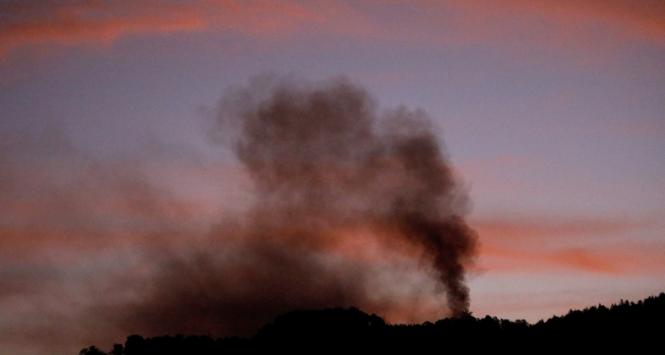 Dym w pobliżu Fortu Tiuna w Wenezueli. Prezydent USA Donald Trump ogłosił, że USA zaatakowały Wenezuelę i pojmały jej prezydenta Nicolása Maduro. 3 stycznia 2026 r.