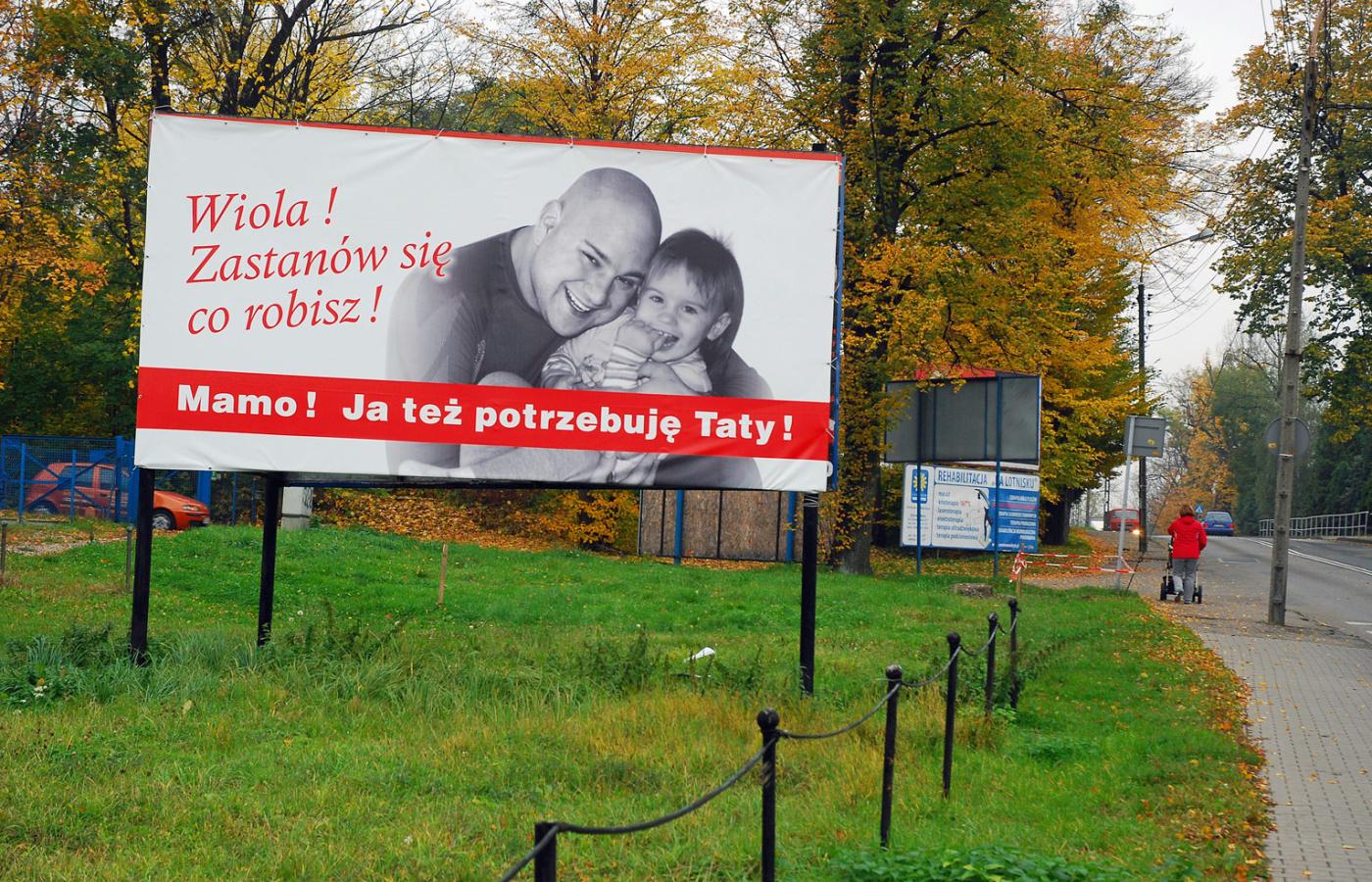 Radosław Siuda z Bielska-Białej, żeby przekonać żonę, by pozwoliła mu widywać się z córką, wynajął 6 billboardów przy głównej ulicy i umieścił na nich apel: „Wiola, zastanów się, co robisz”.
