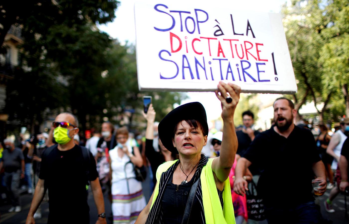 W Paryżu manifestację koronasceptyków zorganizowały żółte kamizelki, znane z paraliżowania francuskiej stolicy.