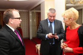 W środku Paweł Graś, rzecznik prasowy rządu Donalda Tuska, który realizuje się społecznościowo: Co by tu jeszcze „twitnąć”? Z lewej Jerzy Smoliński, doradca Prezydenta RP.