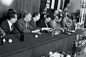 Podpisanie porozumień strajkujących z władzą, trzeci od lewej: premier Mieczysław Jagielski, obok Lech Wałęsa.