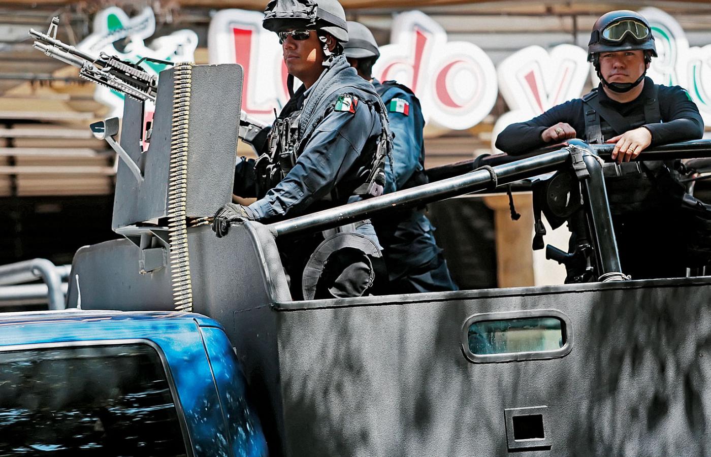 Policja federalna patrolująca Igualę. Lokalnym funkcjonariuszom nie można ufać.
