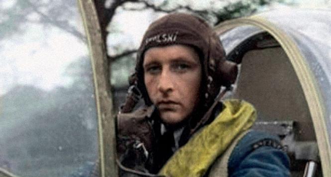 W kabinie myśliwca, Coolham, maj 1944 r. Skalskiemu zaliczono 18 zestrzelonych samolotów niemieckich, 2 zestrzelone zespołowo i 2 prawdopodobnie oraz 4 i ¹⁄³ uszkodzonego.