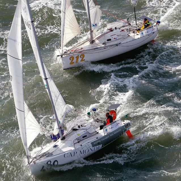 Jachty klasy Mini- -transat 6.50. Zdjęcie z 2005 r. Teraz większość jachtów tej klasy ma charakterystyczne szerokie i obłe dzioby.
