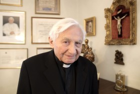 Brat papieża Georg Ratzinger. Był dyrektorem Ratyzbońskich Wróbelków w latach 70