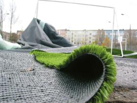 Odpad ze sztucznej trawy powinien najpierw zostać rozłożony na czynniki pierwsze. Tylko że cały ten proces musi sporo kosztować.