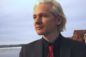 Ścigany przez różne elity władzy, którym zalazł za skórę, Assange przebywa w Anglii z bransoletą elektroniczną na nodze.