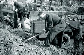 Edward Osóbka-Morawski podczas odgruzowywania miasta. Warszawa, wrzesień 1946 r.