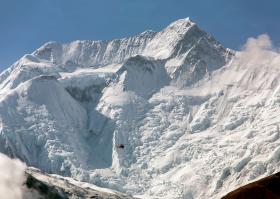 Helikopter na tle Annapurny II (7937 m n.p.m.), drugiego pod względem wysokości szczytu ogromnego masywu ośmiotysięcznika. Z wysokości 6950 m spod głównego szczytu Annapurny ewakuowano śmigłowcem w 2010 r. Rumuna Horię Colibășanu, Baska Juanito Oiarzabala i Hiszpana Carlosa Paunera.